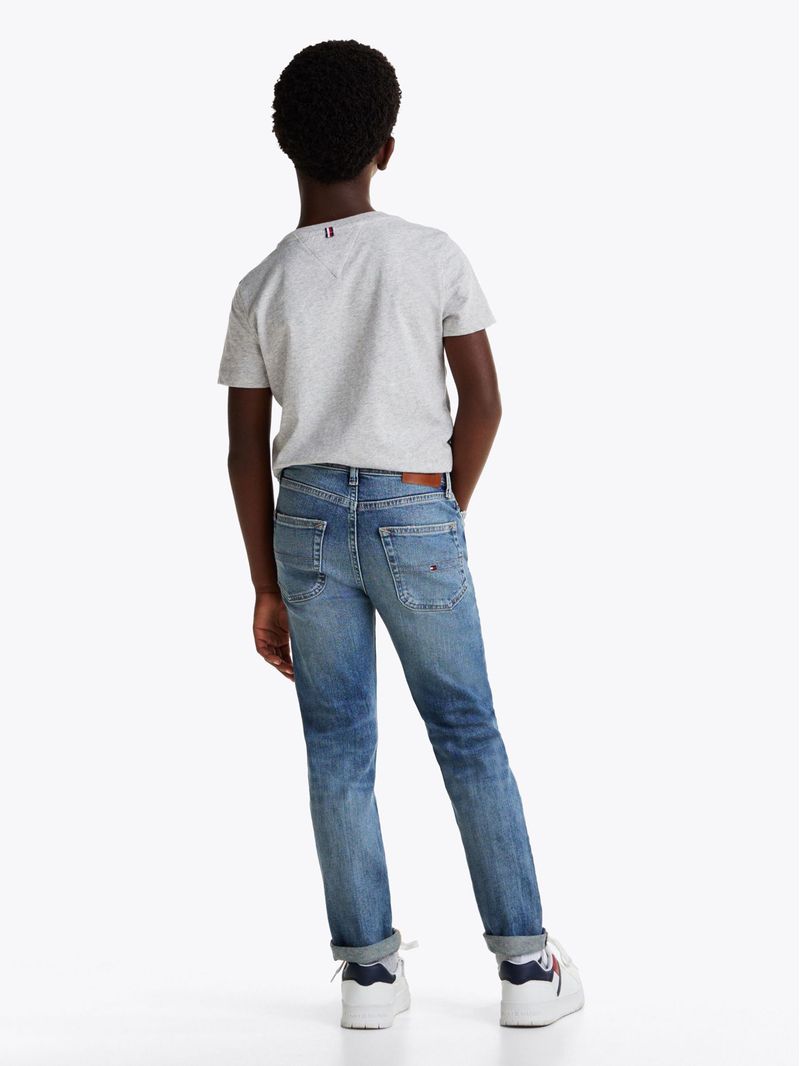 Jeans-rectos-con-lavado-vintage-y-efecto-desteñido