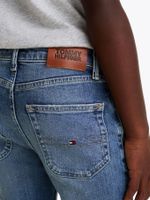 Jeans-rectos-con-lavado-vintage-y-efecto-desteñido