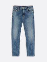 Jeans-rectos-con-lavado-vintage-y-efecto-desteñido