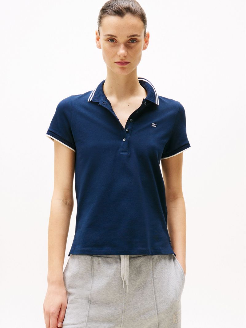 Polo-de-corte-slim-con-logo-a-contraste