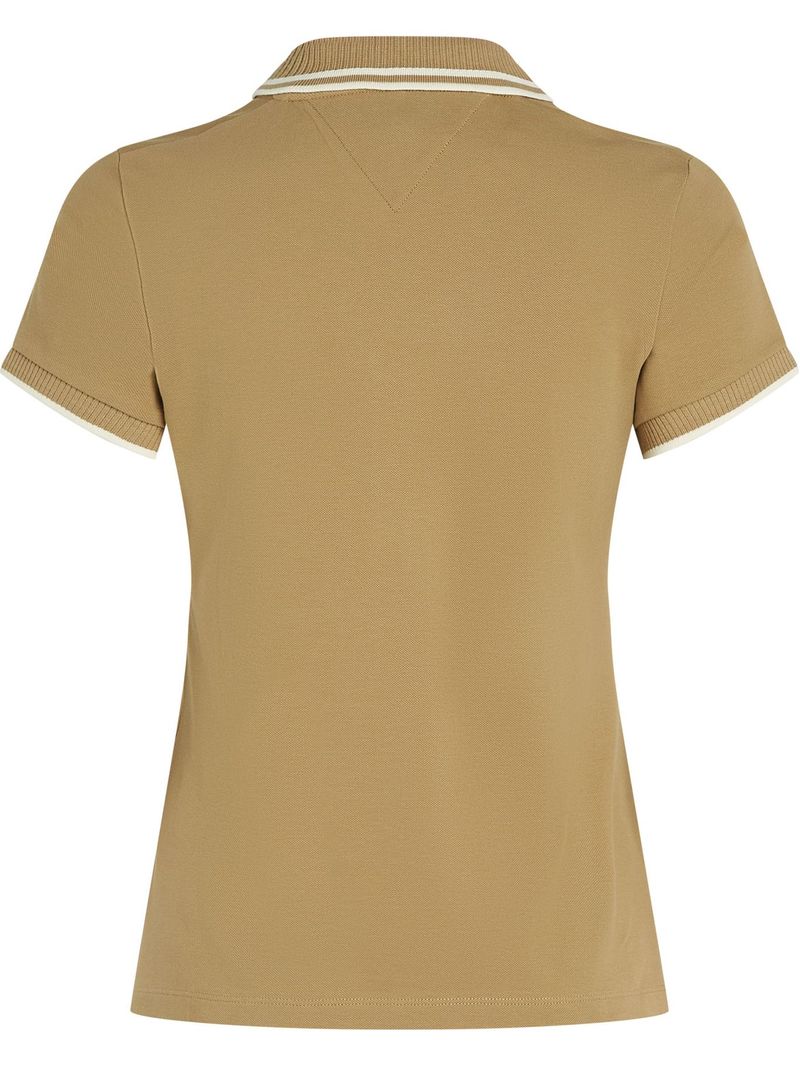 Polo-de-corte-slim-con-logo-a-contraste
