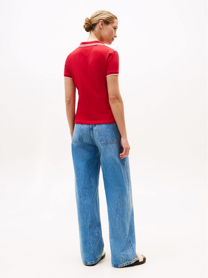 Polo-de-corte-slim-con-logo-a-contraste