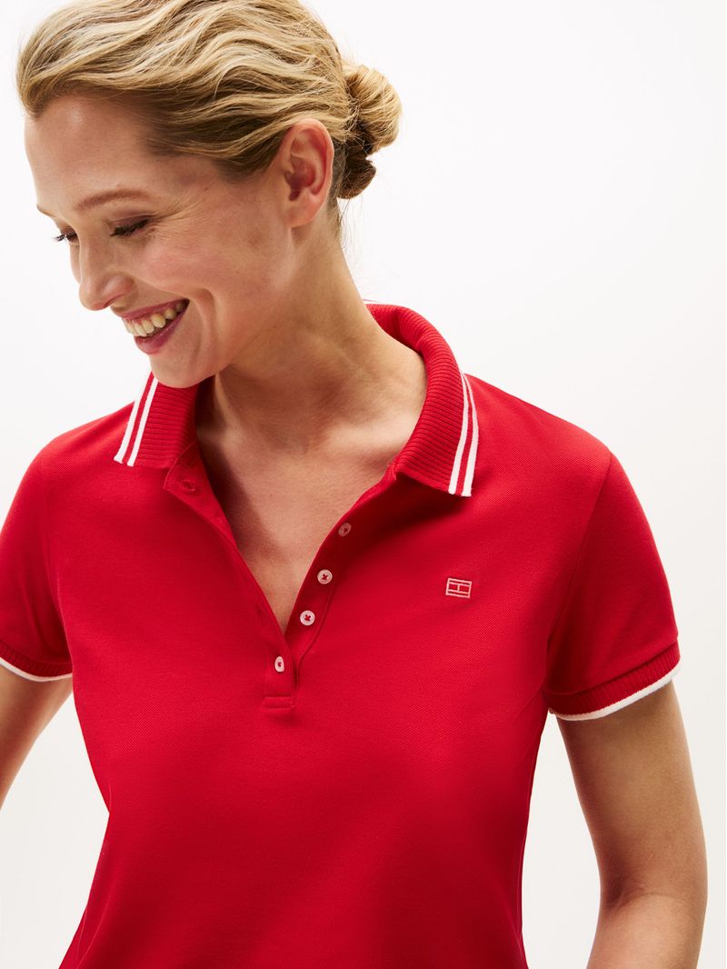 Polo-de-corte-slim-con-logo-a-contraste