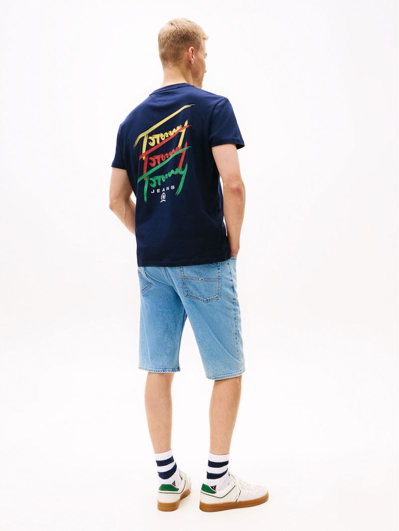 Playera-con-logo-grafico-en-la-espalda