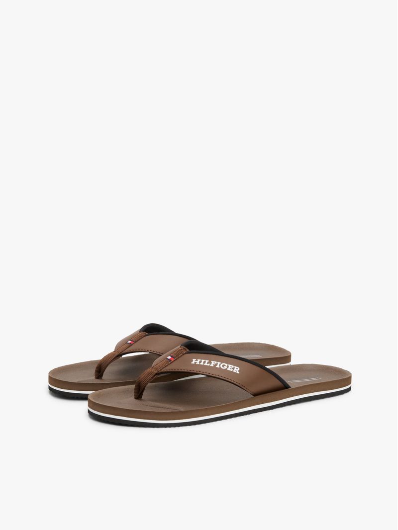 Chancletas-con-tiras-acolchadas-e-inscripcion