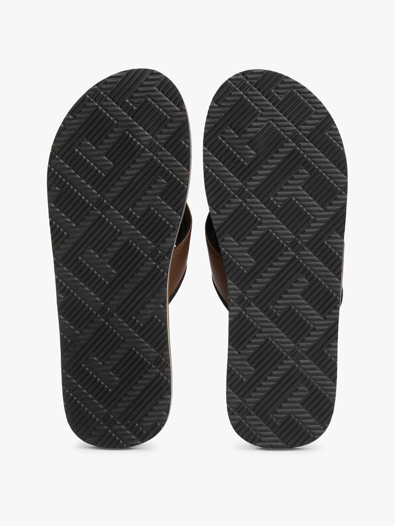Chancletas-con-tiras-acolchadas-e-inscripcion