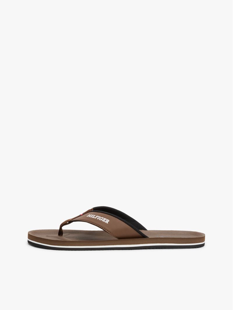 Chancletas-con-tiras-acolchadas-e-inscripcion