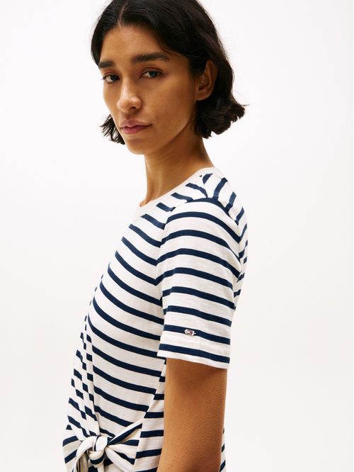 Playera de cuello redondo con nudo