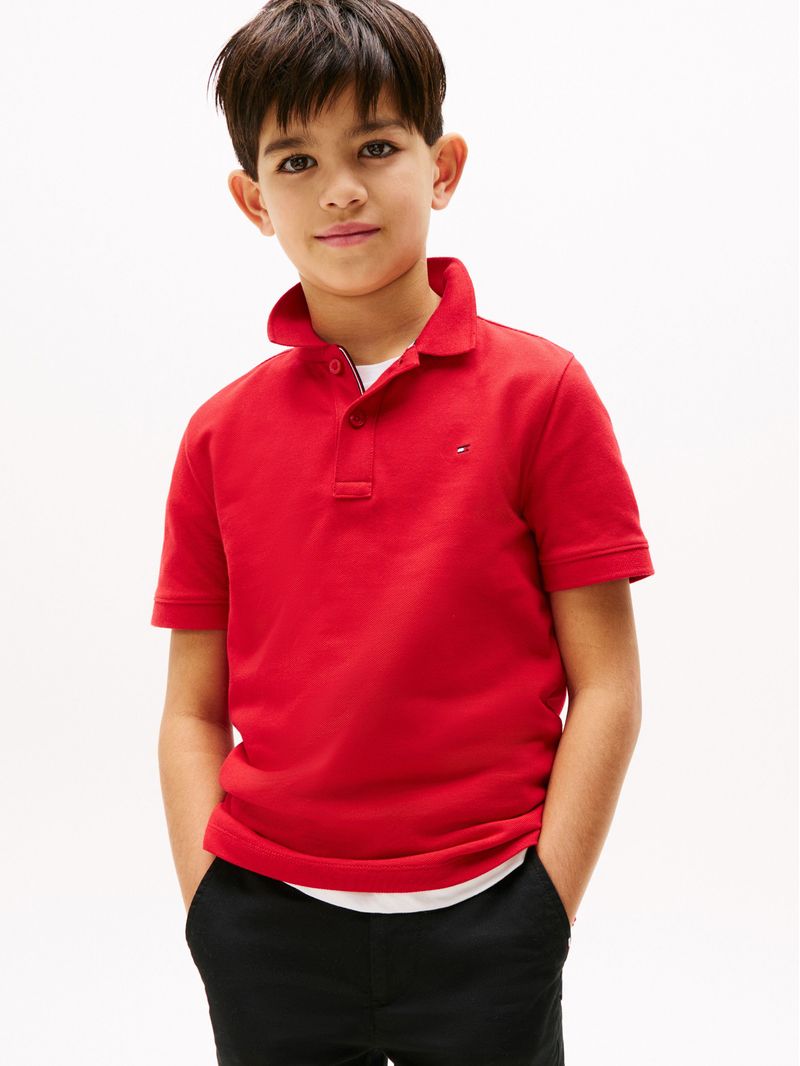 Polo-con-logo-y-corte-regular-essential