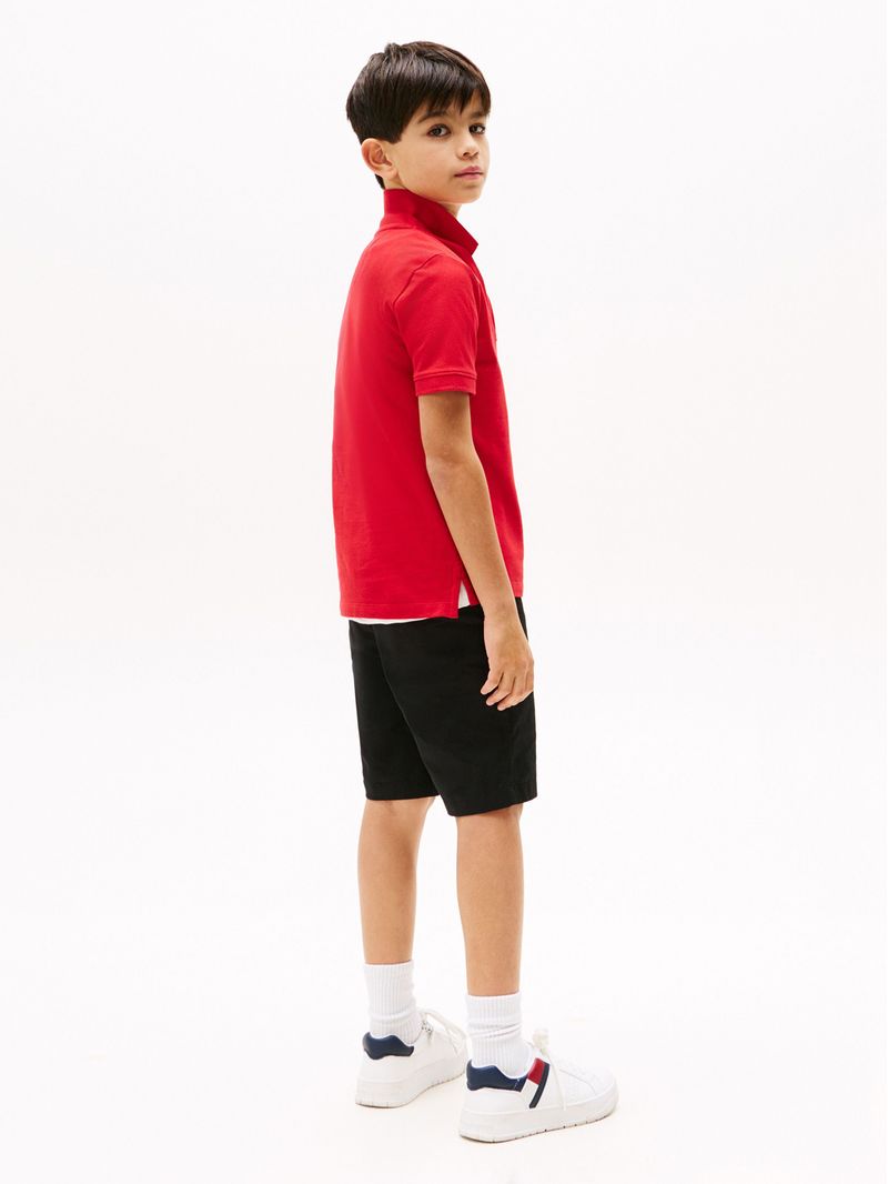 Polo-con-logo-y-corte-regular-essential