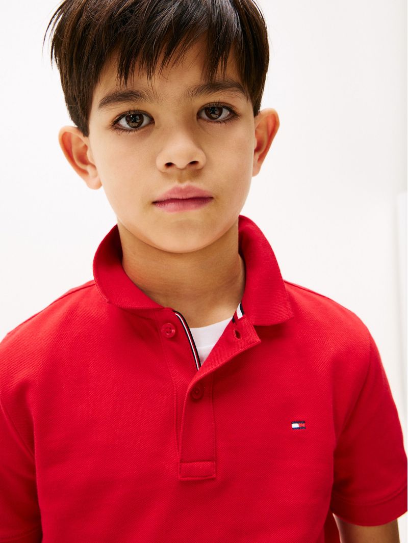 Polo-con-logo-y-corte-regular-essential