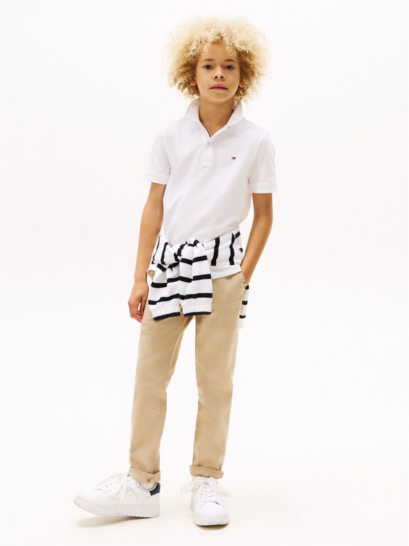 Polo-con-logo-y-corte-regular-essential
