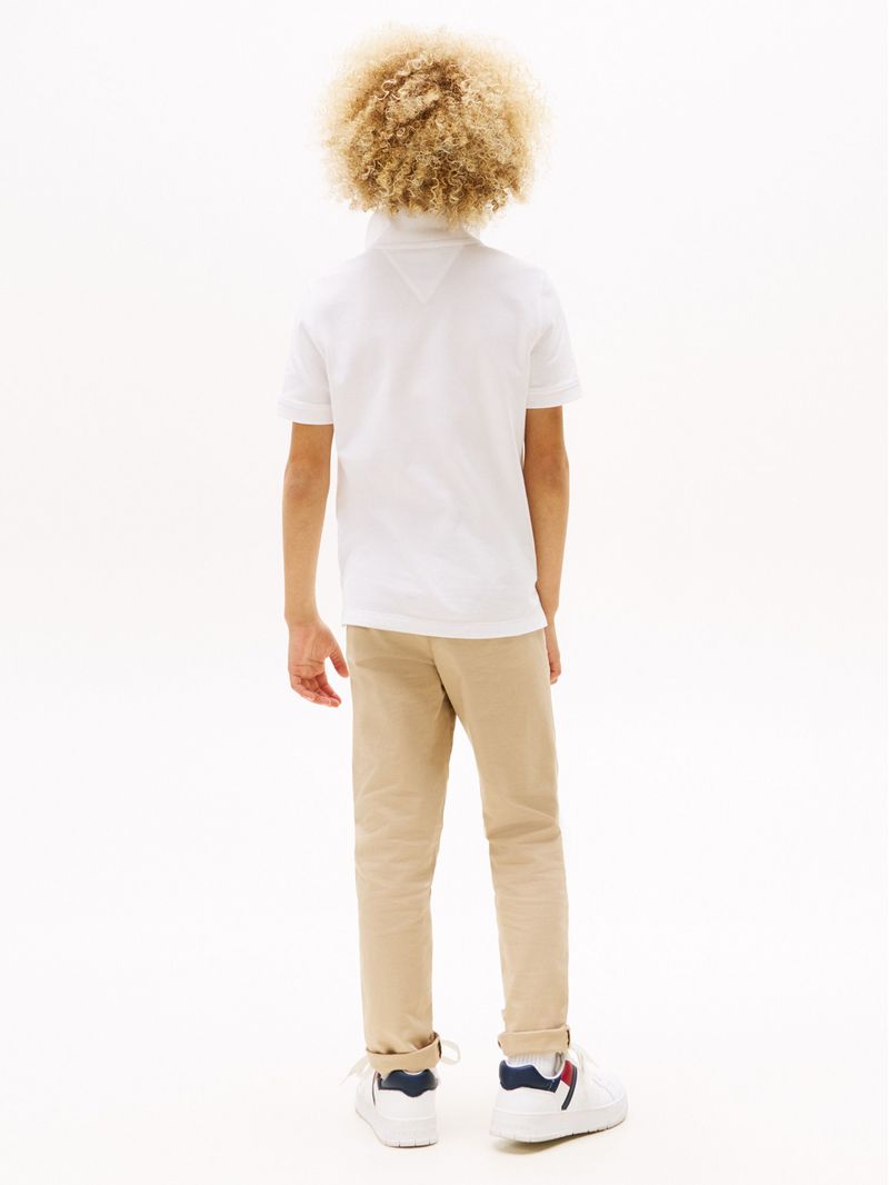 Polo-con-logo-y-corte-regular-essential