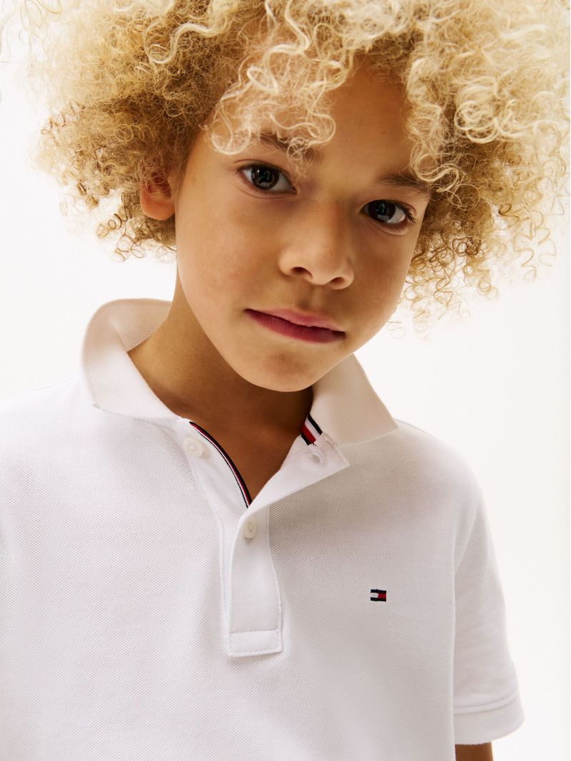 Polo-con-logo-y-corte-regular-essential