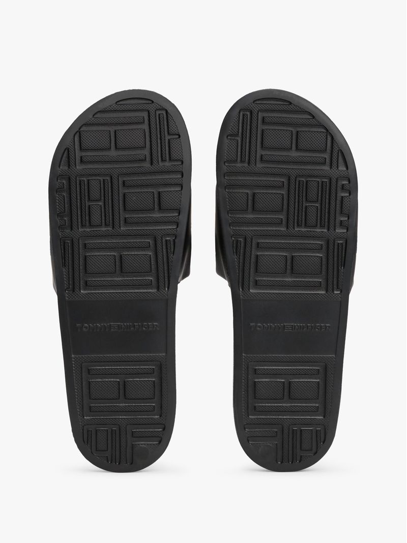 Chancletas-de-piscina-con-logo-bordado