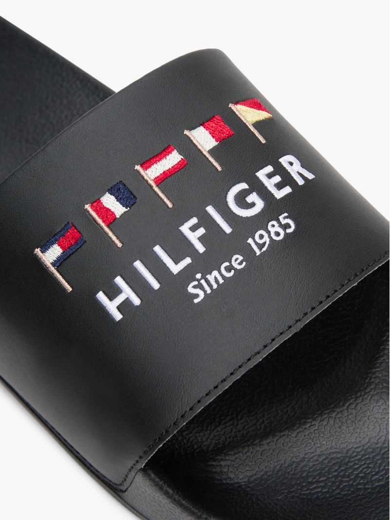 Chancletas-de-piscina-con-logo-bordado