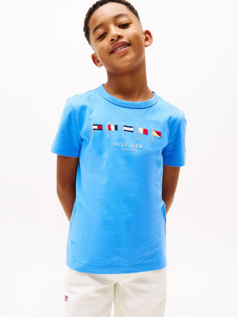 Playera-con-cuello-redondo-y-logo