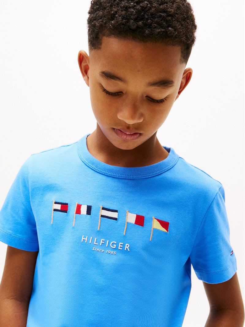 Playera-con-cuello-redondo-y-logo