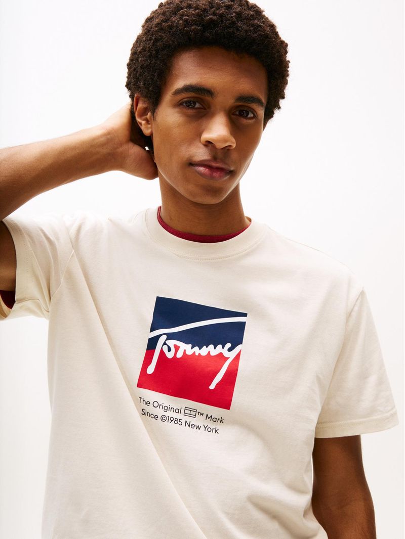 Playera-con-logo-distintivo
