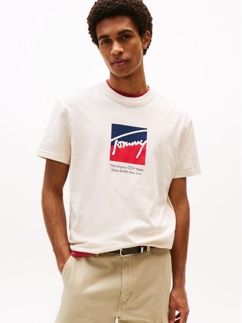 Playera con logo distintivo