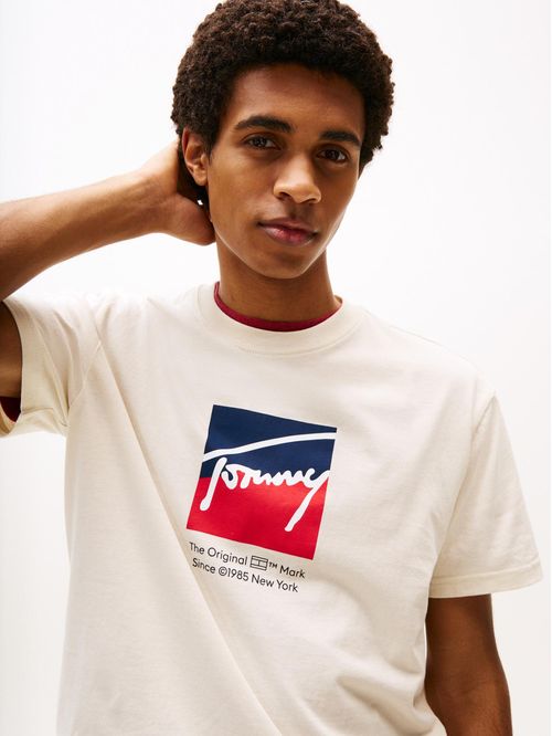 Playera con logo distintivo