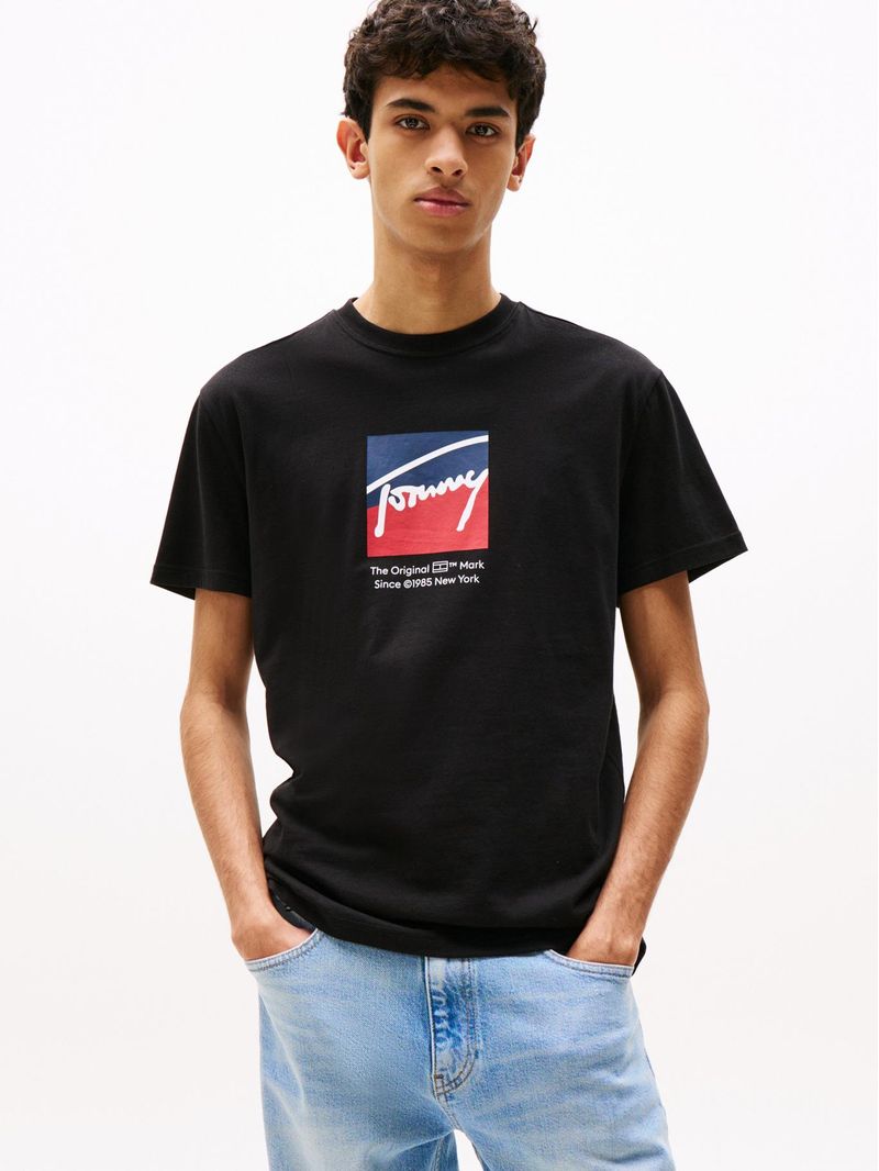 Playera-con-logo-distintivo
