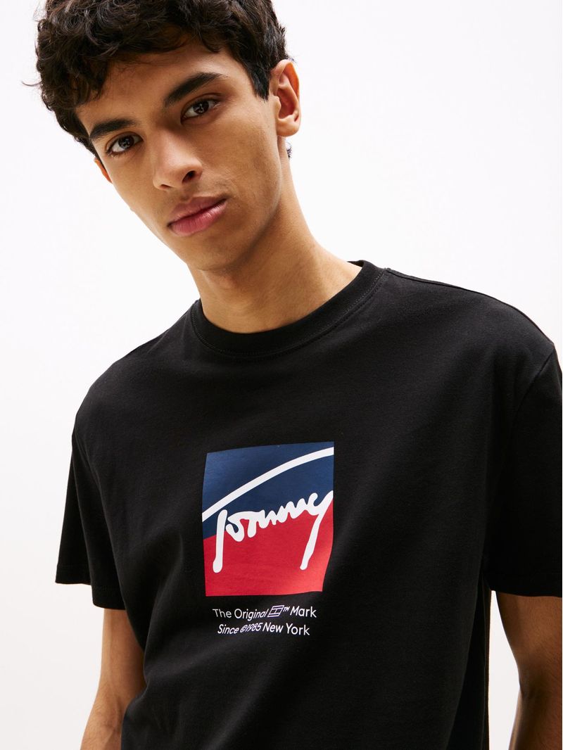 Playera-con-logo-distintivo