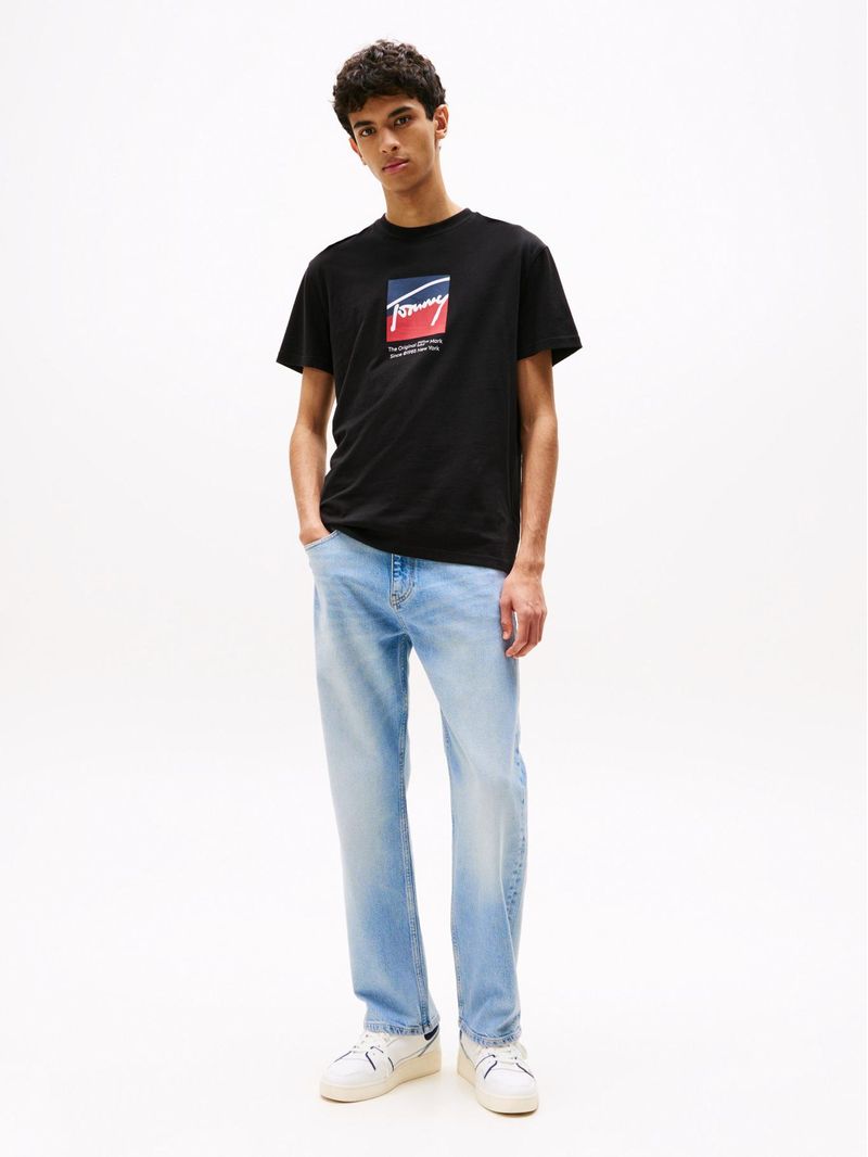 Playera-con-logo-distintivo
