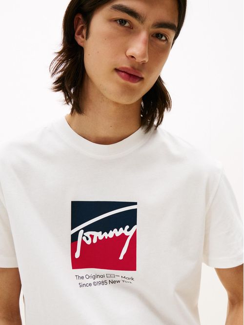 Playera con logo distintivo