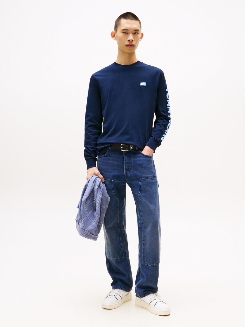 Playera-de-corte-regular-con-logo-vertical
