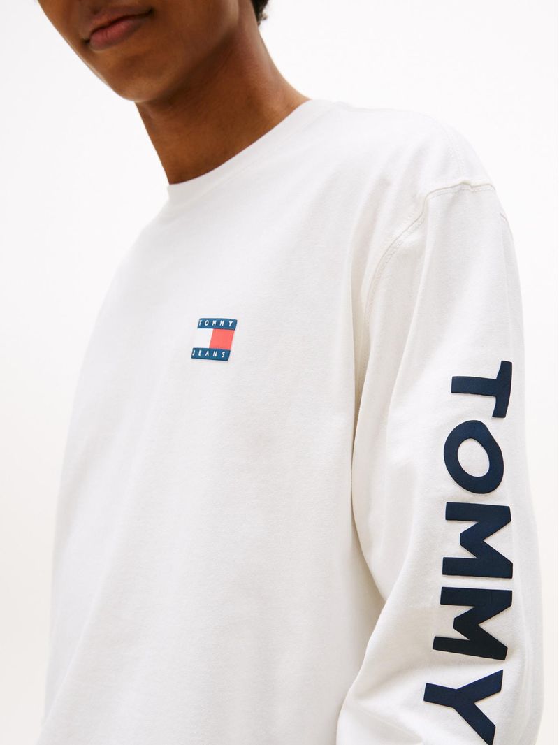 Playera-de-corte-regular-con-logo-vertical