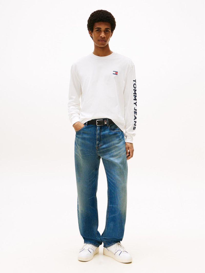 Playera-de-corte-regular-con-logo-vertical