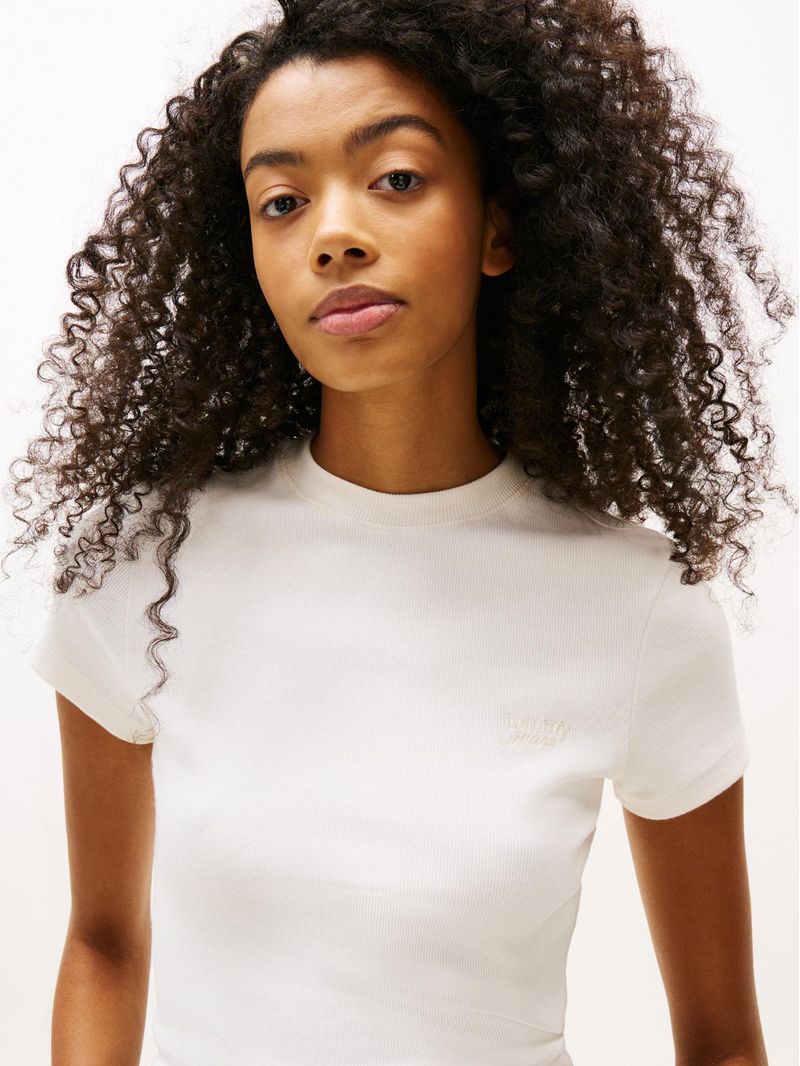 Playera-de-corte-slim-con-logo
