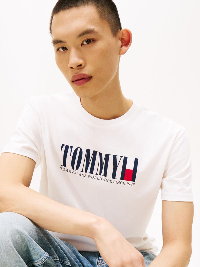 Playera-de-cuello-redondo-con-logo