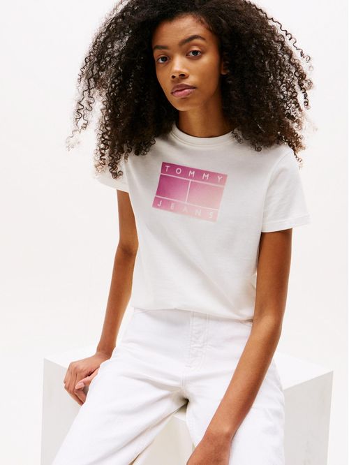 Playera de cuello redondo con logo degradado