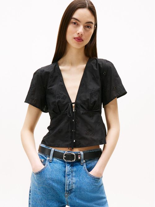 Blusa slim con calado integral y cuello en V