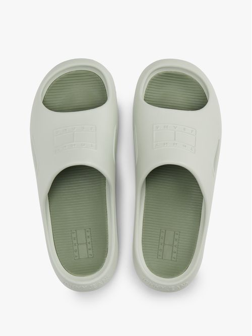 Chancletas con logo en relieve