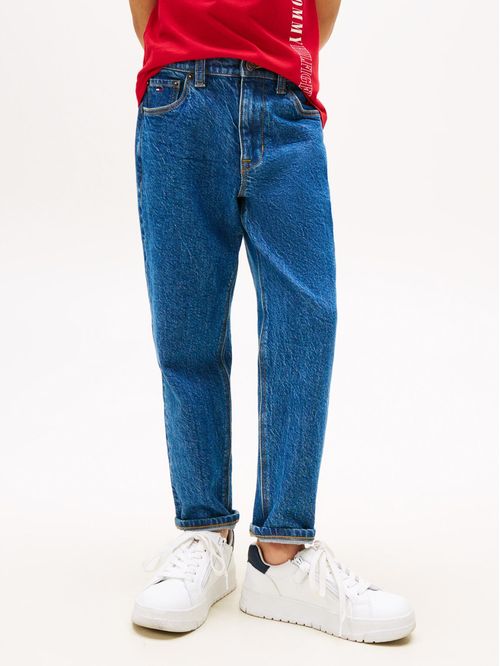 Jeans con lavado oscuro