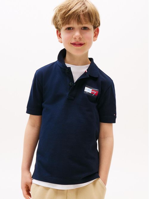 Polo de corte regular con logo distintivo