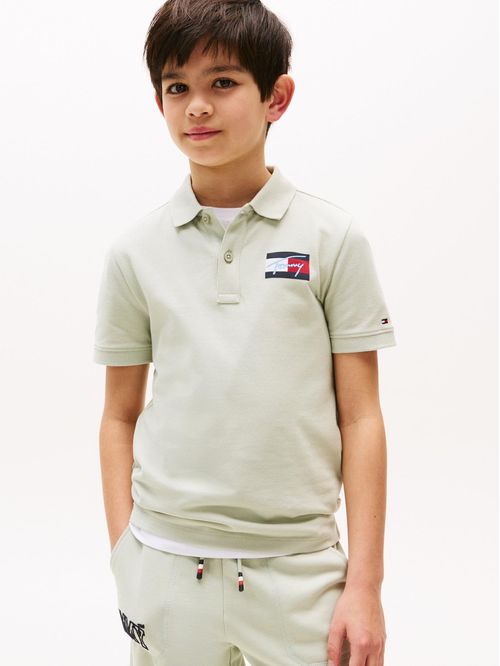 Polo de corte regular con logo distintivo