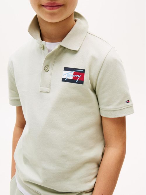 Polo de corte regular con logo distintivo