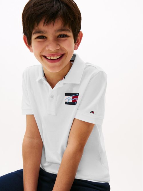 Polo de corte regular con logo distintivo