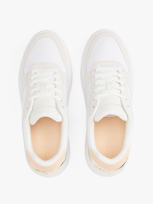 Zapato tenis con mezcla de texturas