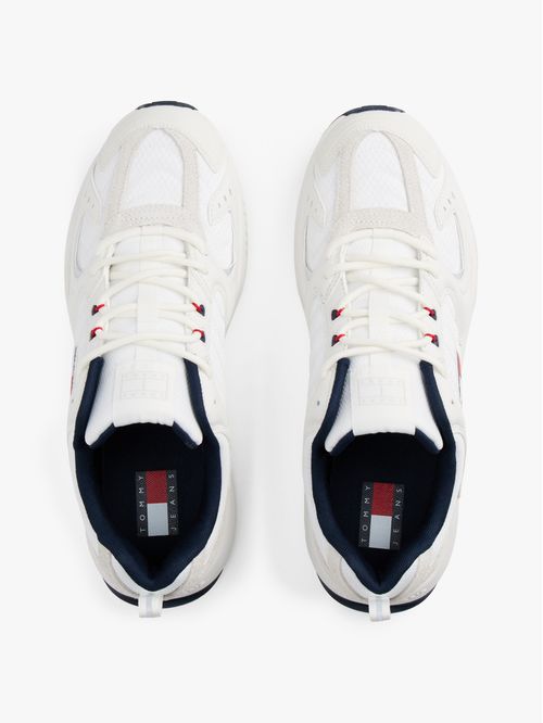 Zapato tenis con texturas mixtas y logo