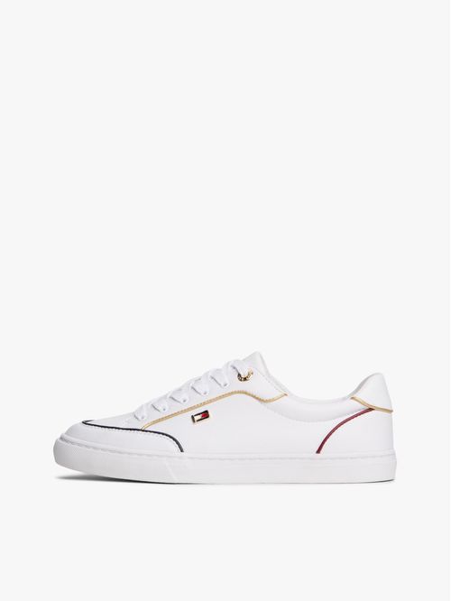 Zapato tenis cupsole con insignia metálica