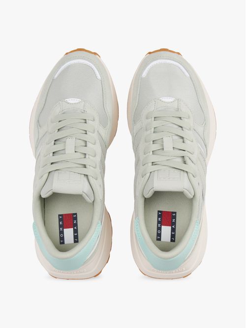 Zapato tenis de ante con suela con tacos