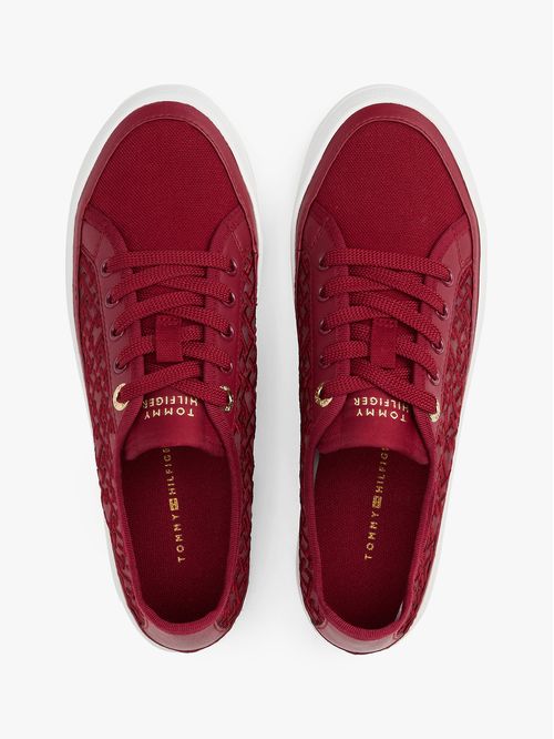 Zapato tenis de malla con monogramas bordados