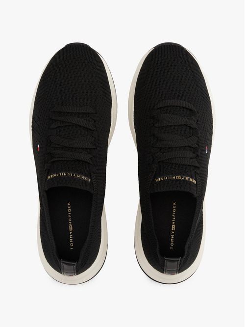 Zapato tenis de punto con logo bordado