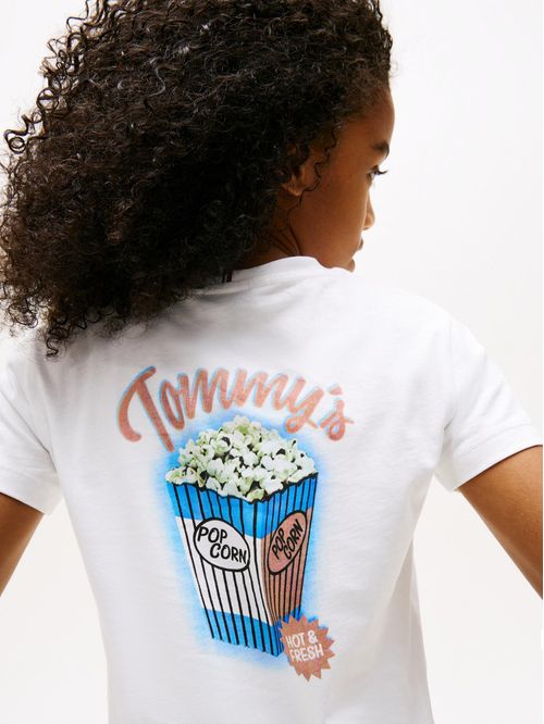 Playera con logo gráfico en la parte trasera