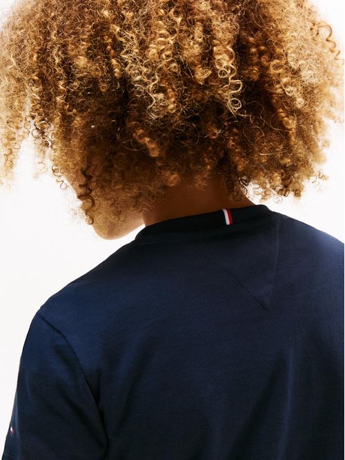 Playera Varsity con logo gráfico